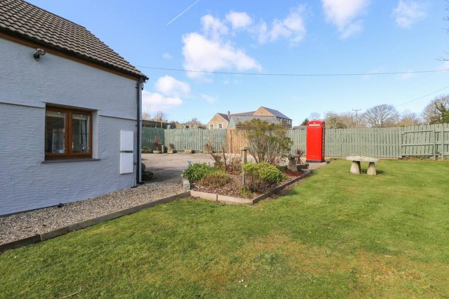 DEMELZA COTTAGE, pet friendly, character holiday cottage in Truro