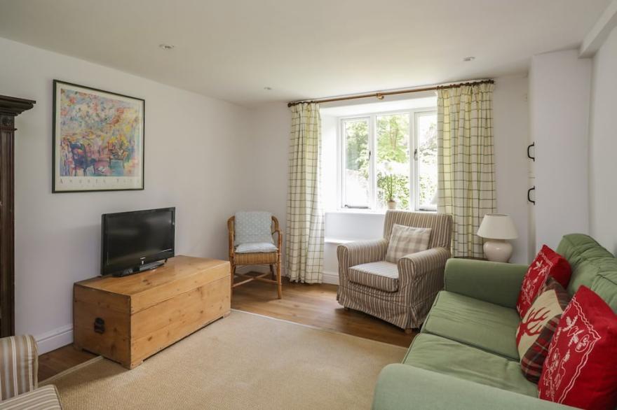 HALL BANK COTTAGE, pet friendly, with open fire in Rydal