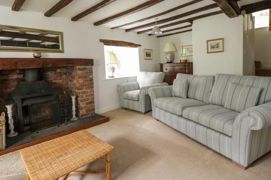 HALL BANK COTTAGE, pet friendly, with open fire in Rydal