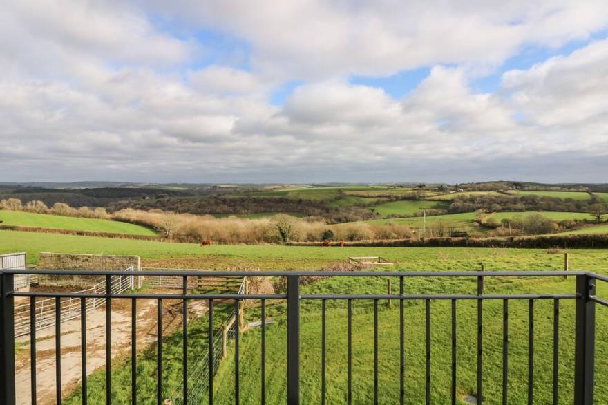 CASTLE DORE BARN, family friendly, with a garden in Fowey