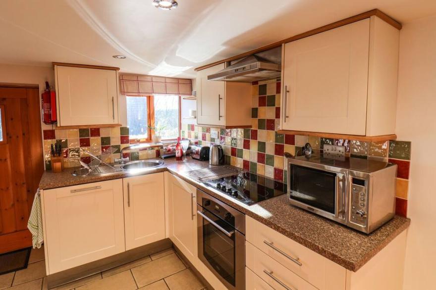 GRANARY COTTAGE, pet friendly, with a garden in Staintondale