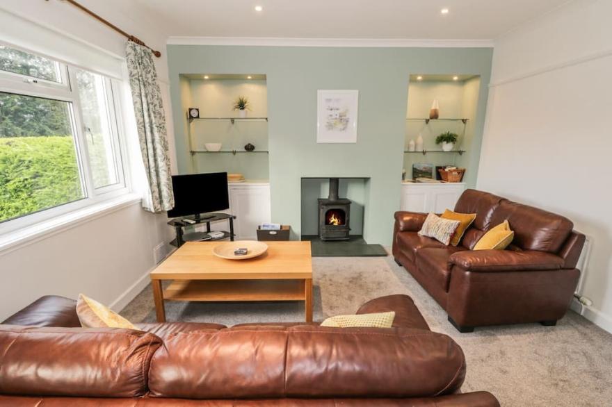 THOMPSON COTTAGE, family friendly, with open fire in Ambleside