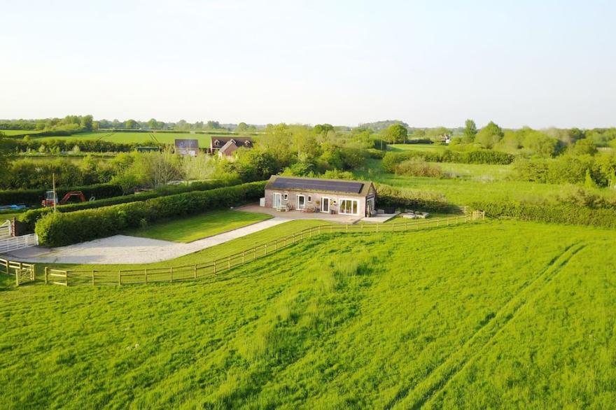 THE STABLES, pet friendly, luxury holiday cottage in Crudgington