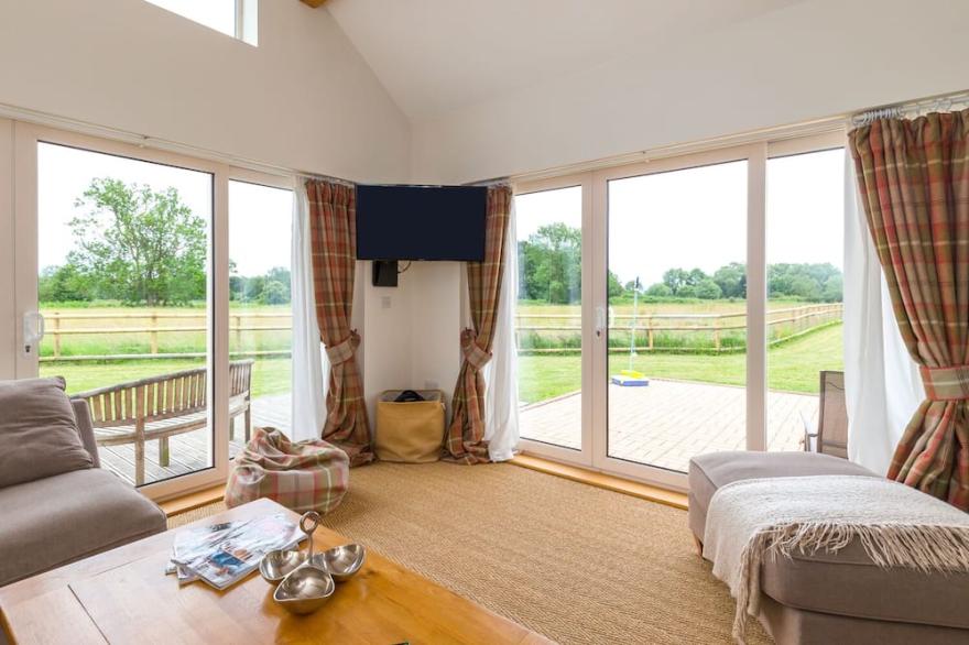 THE STABLES, pet friendly, luxury holiday cottage in Crudgington