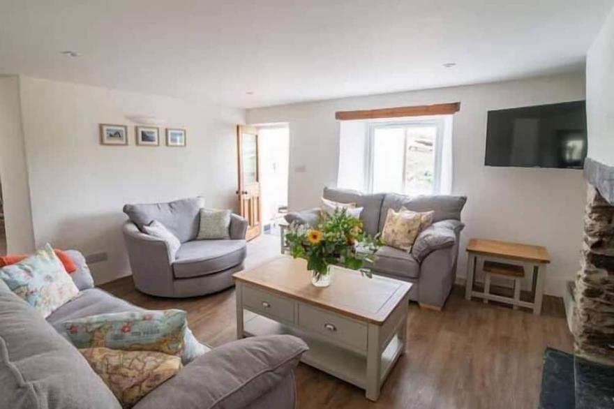 FIVE ELEMENTS COTTAGE, pet friendly, with hot tub in St Agnes