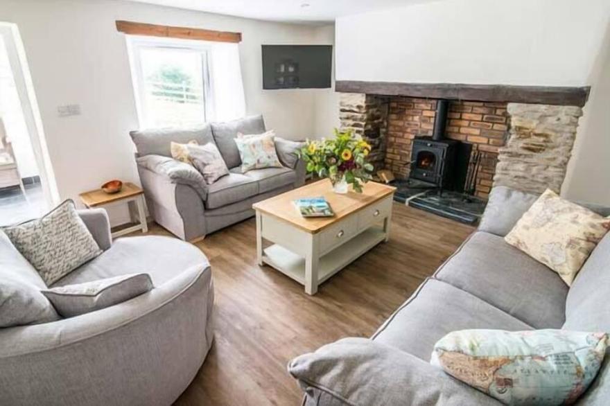 FIVE ELEMENTS COTTAGE, pet friendly, with hot tub in St Agnes