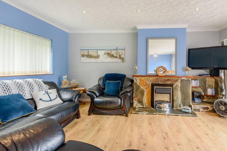 17 GLYN Y MARIAN, pet friendly, country holiday cottage in Llanbedrog