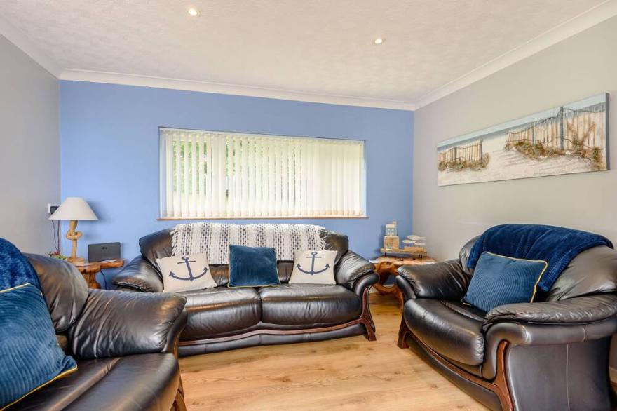 17 GLYN Y MARIAN, pet friendly, country holiday cottage in Llanbedrog
