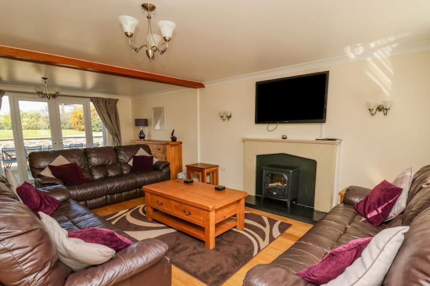 BLAENSILLTYN, pet friendly, with hot tub in Newcastle Emlyn