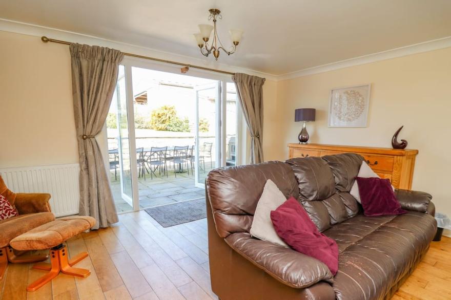 BLAENSILLTYN, pet friendly, with hot tub in Newcastle Emlyn