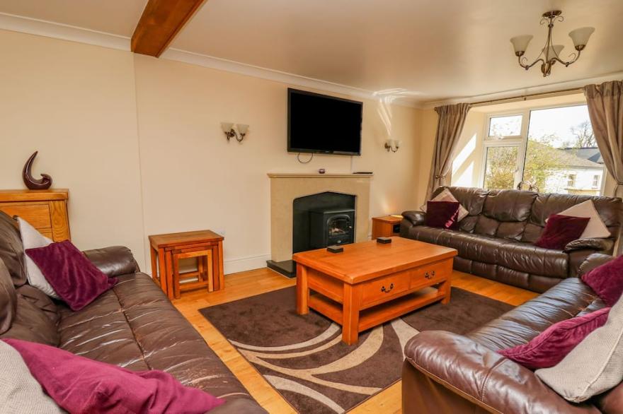 BLAENSILLTYN, pet friendly, with hot tub in Newcastle Emlyn