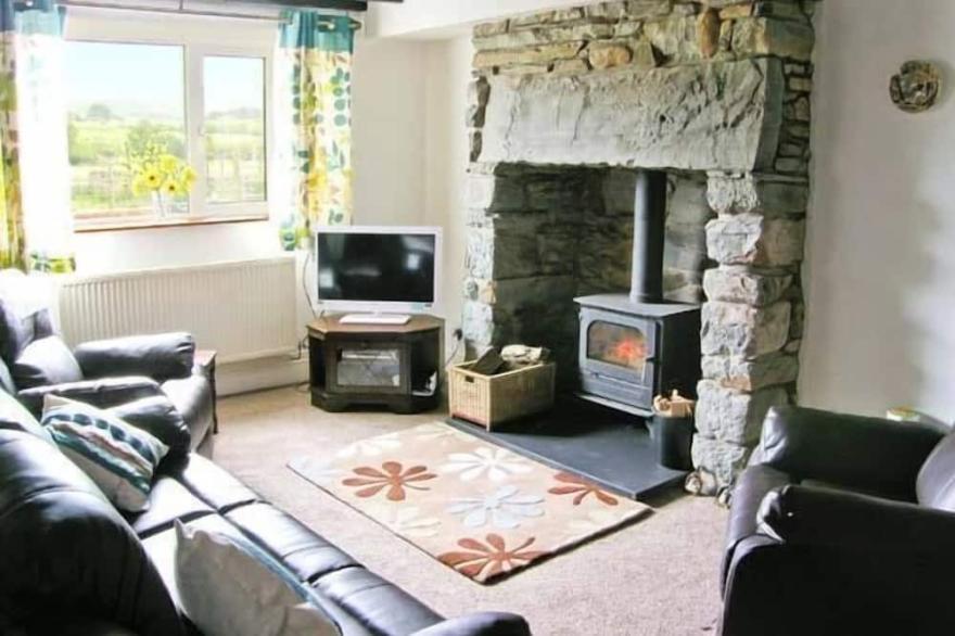 BRYN RE, family friendly, country holiday cottage in Trawsfynydd