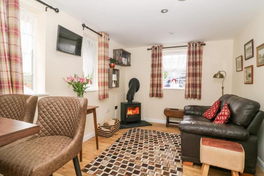 WEE WOODY, pet friendly, with open fire in Cottingham
