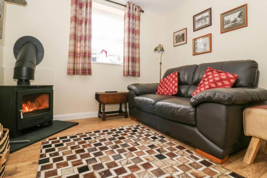 WEE WOODY, pet friendly, with open fire in Cottingham
