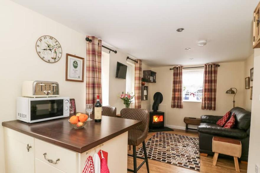 WEE WOODY, pet friendly, with open fire in Cottingham