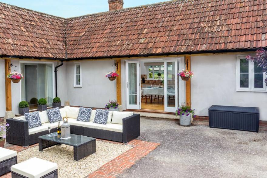 THE FARM HOUSE @ NABLES FARM, family friendly in Upper Seagry