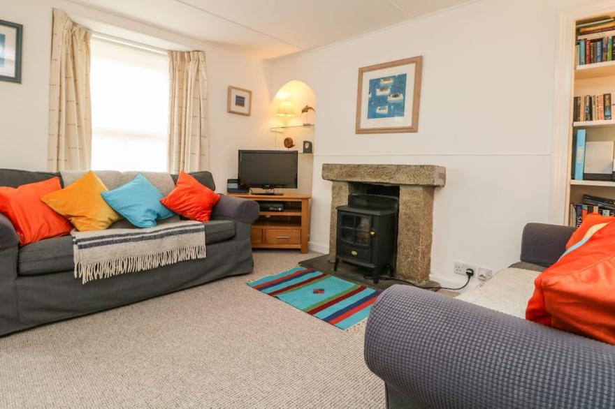 CALAC COTTAGE, family friendly, country holiday cottage in Mousehole