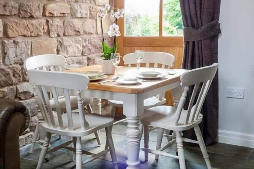 JACOB'S BARN, pet friendly, with a garden in Ramshorn