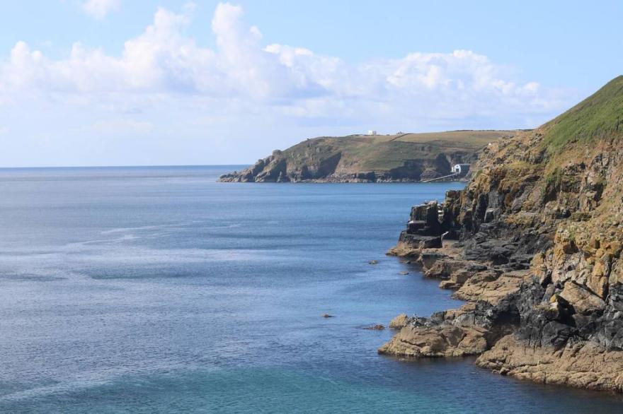 MENGARTH, pet friendly, country holiday cottage in Cadgwith