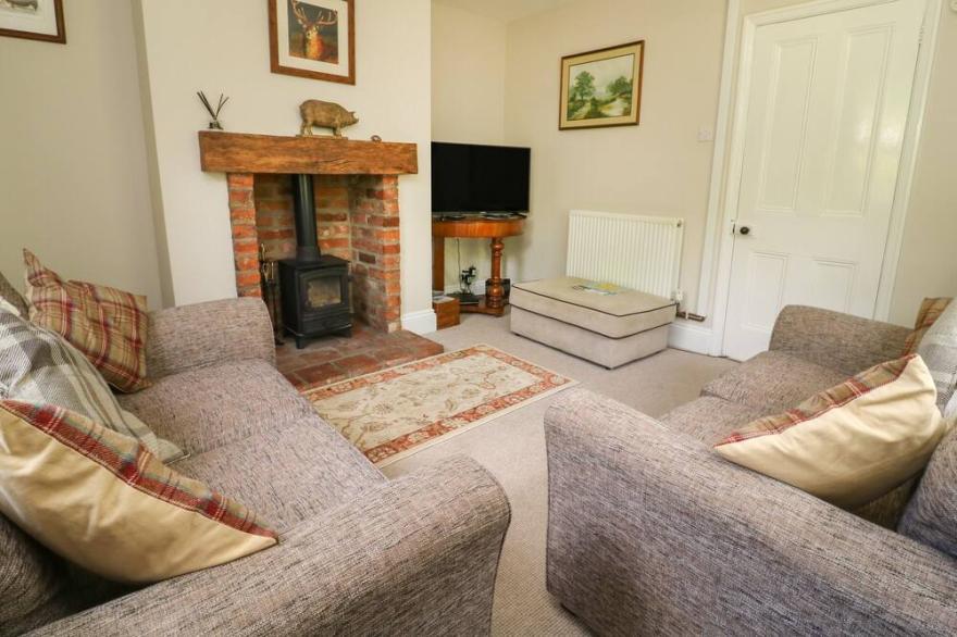 SHEPHERDS COTTAGE, pet friendly, with hot tub in Roos