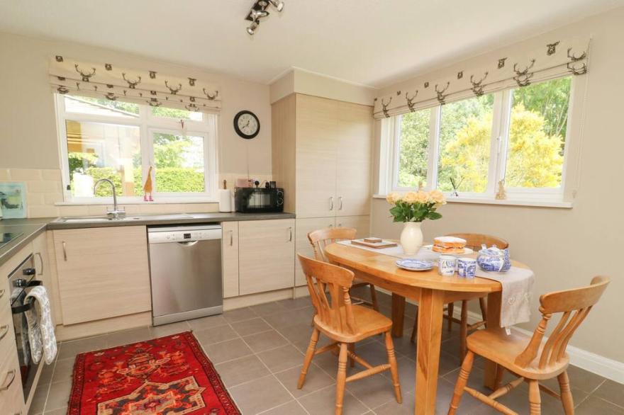 SHEPHERDS COTTAGE, pet friendly, with hot tub in Roos