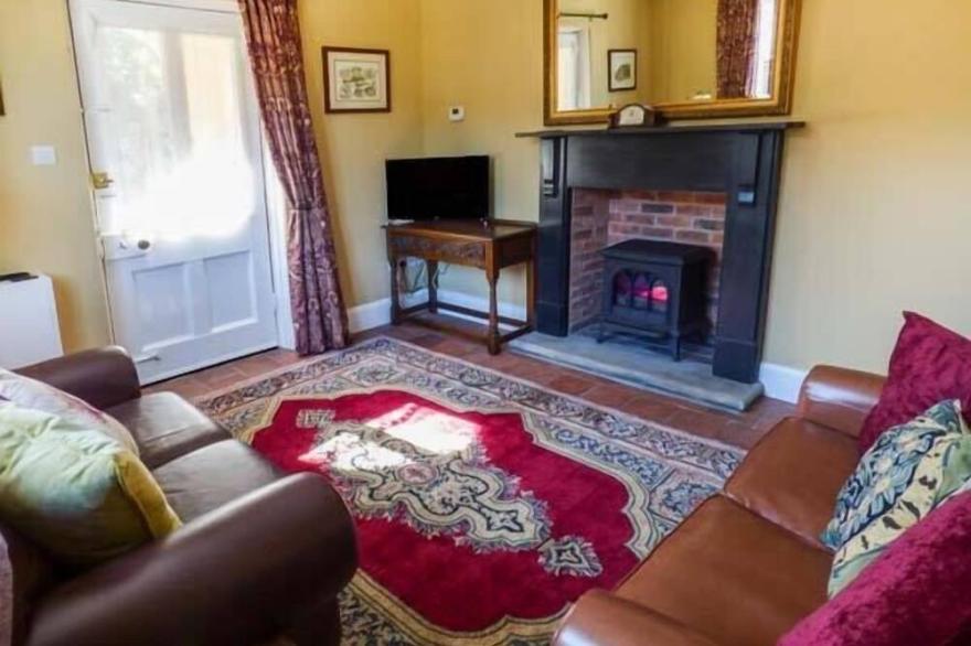 THE GATE HOUSE, pet friendly, with a garden in Oakamoor