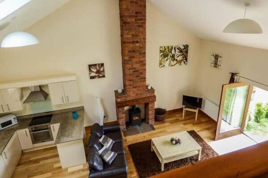POPPY COTTAGE, pet friendly, with open fire in Lancaster