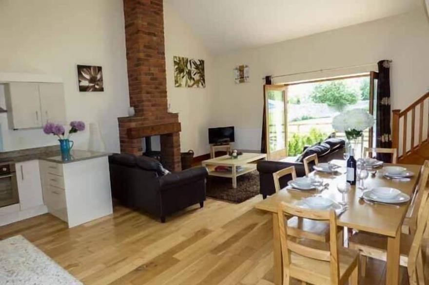 POPPY COTTAGE, pet friendly, with open fire in Lancaster