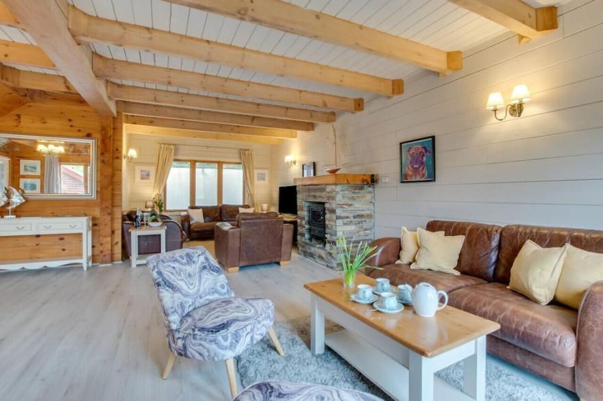 Honeywood - Three Bedroom House, Sleeps 6