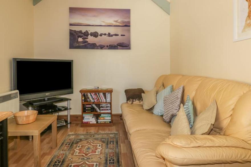 BARN COTTAGE, character holiday cottage, with a garden in Dobwalls