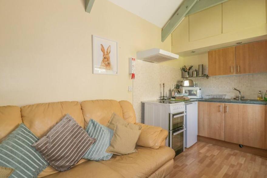 BARN COTTAGE, character holiday cottage, with a garden in Dobwalls