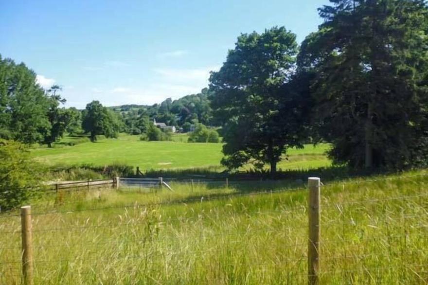 TYNDDOL BUNGALOW, family friendly, with hot tub in Llanbadarn Fynydd