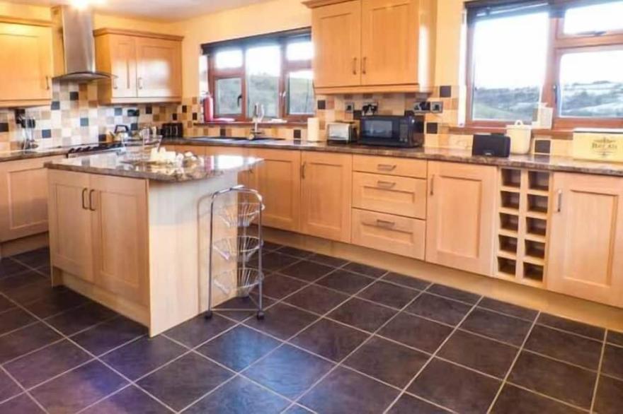 TYNDDOL BUNGALOW, family friendly, with hot tub in Llanbadarn Fynydd