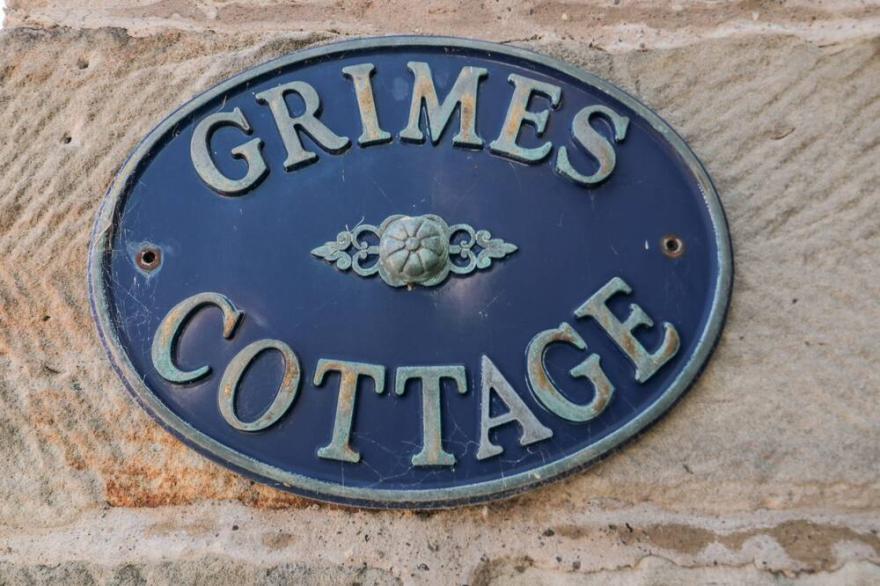 GRIMES COTTAGE, pet friendly, character holiday cottage in Staithes