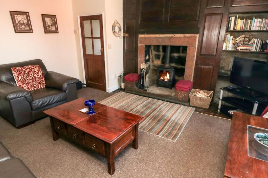 GRIMES COTTAGE, pet friendly, character holiday cottage in Staithes