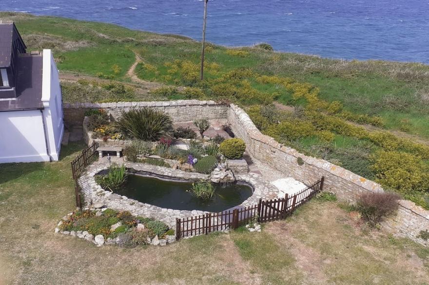 OLD HIGHER LIGHTHOUSE STOPES COTTAGE, with pool in Portland Bill