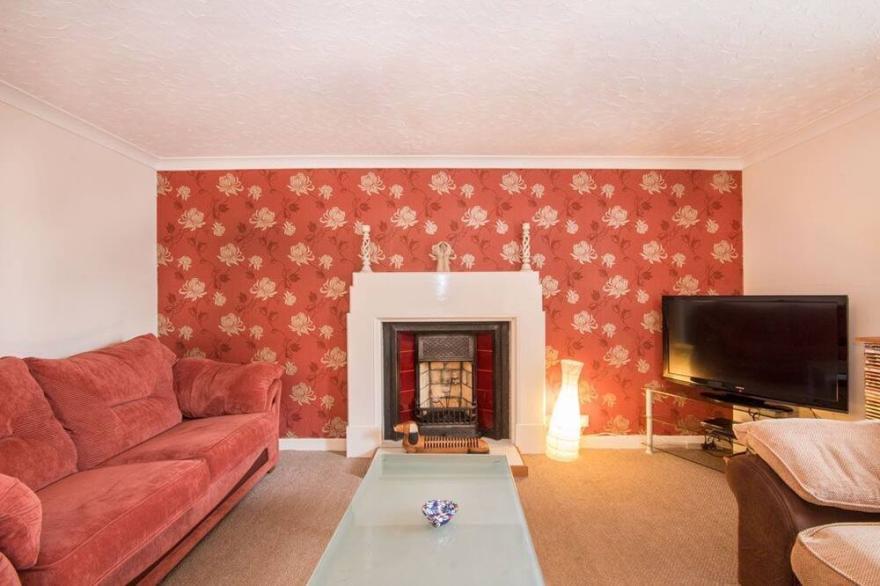 Large holiday home in the centre of Cromarty - pet friendly.