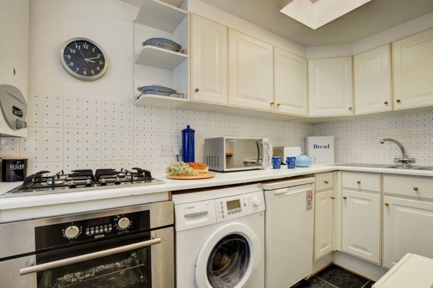 14 Cross Street - Two Bedroom House, Sleeps 4