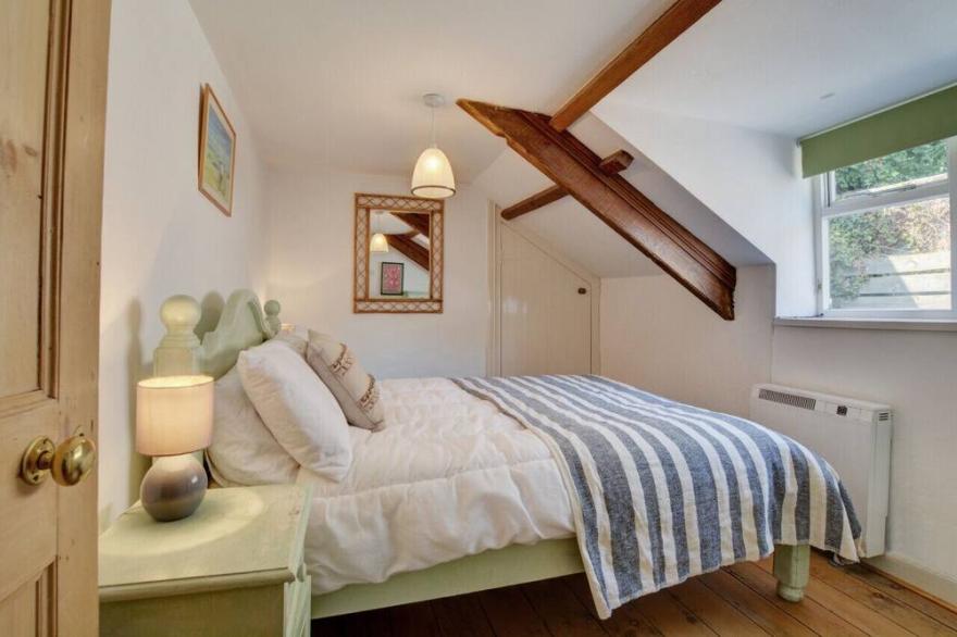 14 Cross Street - Two Bedroom House, Sleeps 4