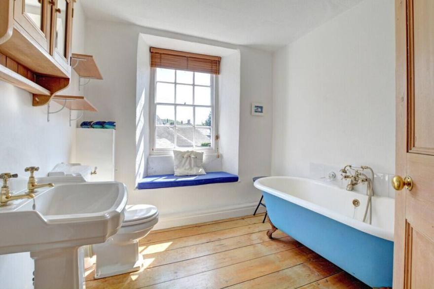 14 Cross Street - Two Bedroom House, Sleeps 4