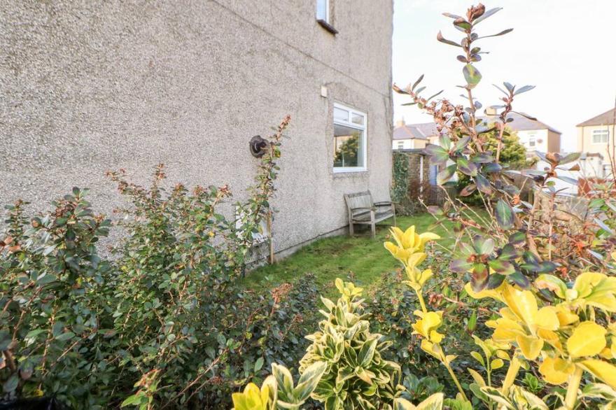 LIGHTKEEPER HOUSE, pet friendly, country holiday cottage in Amble