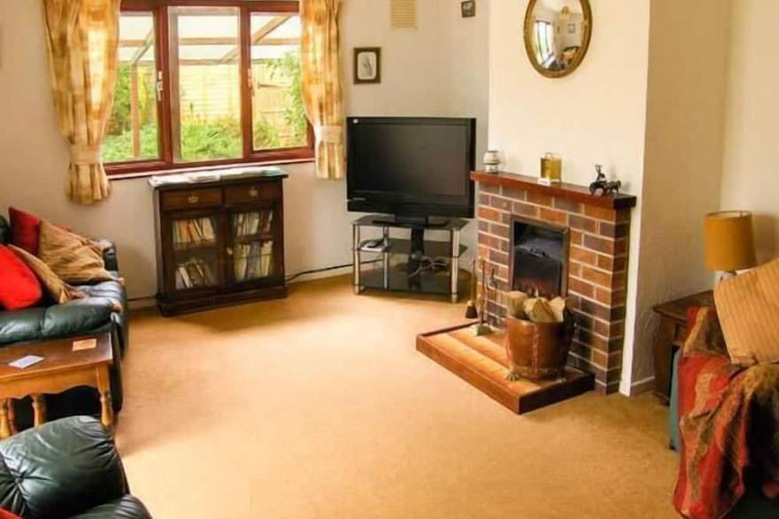 BRYN YR HAF, pet friendly, with open fire in Lampeter