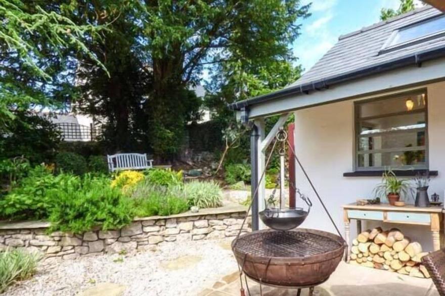THE HIDEAWAY, family friendly, luxury holiday cottage in Silverdale