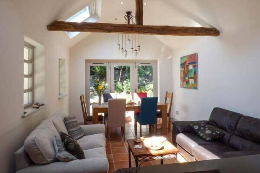 THE HIDEAWAY, family friendly, luxury holiday cottage in Silverdale