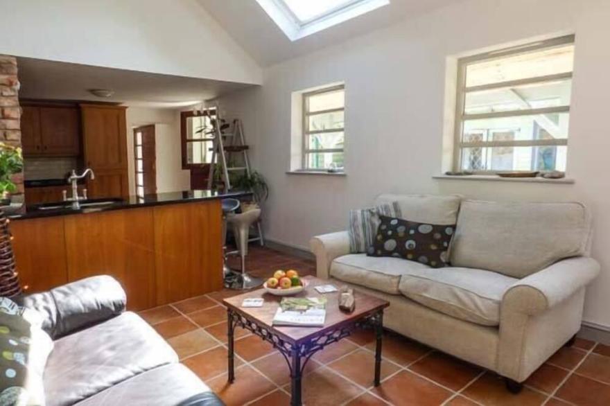 THE HIDEAWAY, family friendly, luxury holiday cottage in Silverdale