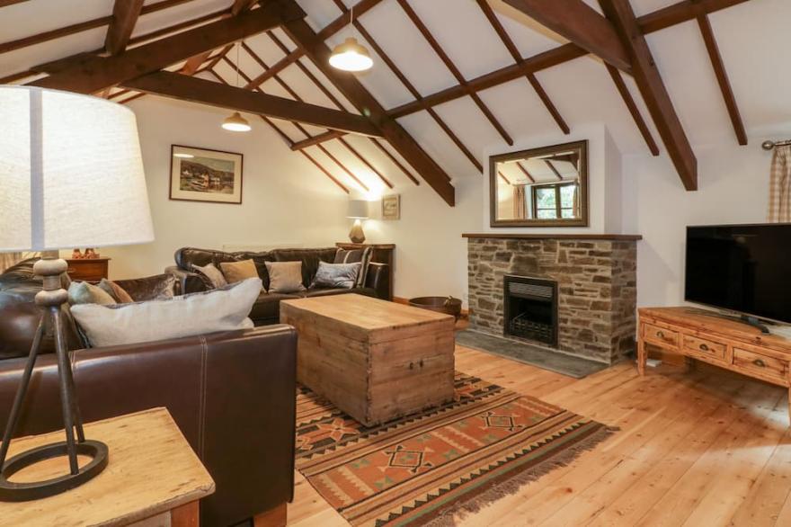 RIBBY BARN, family friendly, character holiday cottage in Lerryn