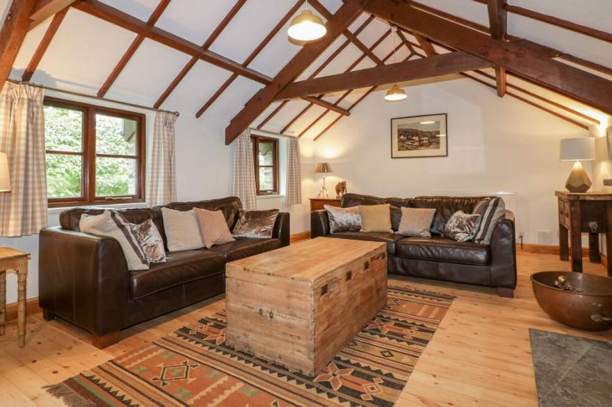 RIBBY BARN, family friendly, character holiday cottage in Lerryn