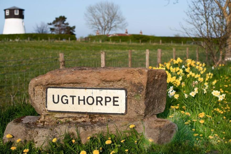 FAIRHAVEN COTTAGE, pet friendly, with open fire in Ugthorpe