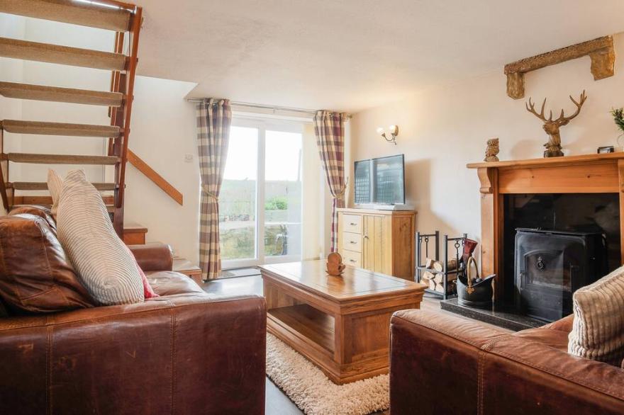 FAIRHAVEN COTTAGE, pet friendly, with open fire in Ugthorpe