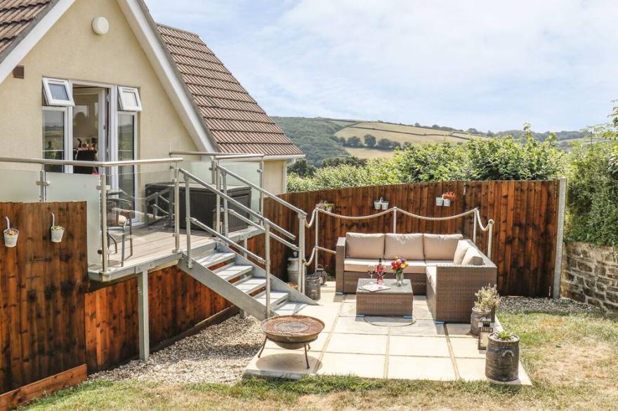 TREVIEW, pet friendly, character holiday cottage in Launceston